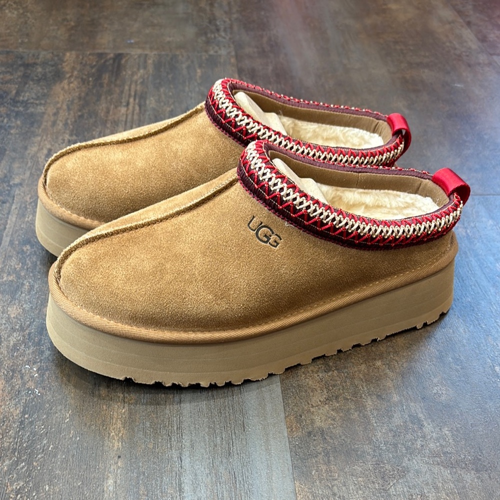 Ugg Tazz platform ugg, womans 7.  Brand new in box